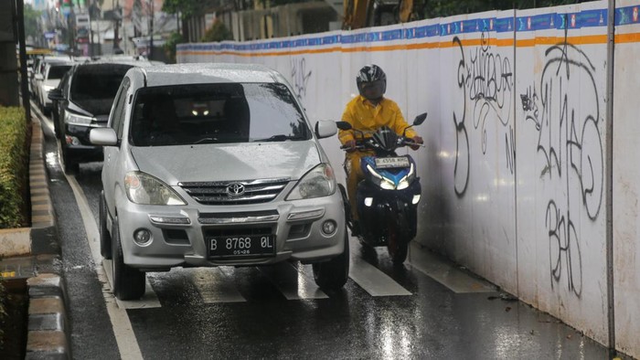 Galian Dekat Stasiun MRT Haji Nawi Menyebabkan Lalin Jalan Fatmawati Tersendat