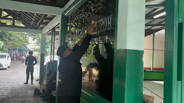 Brimob Bersihkan Masjid Al-Magfiroh di Slipi