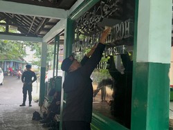 Peduli Lingkungan, Gegana Brimob PMJ Bersihkan Masjid Al-Magfiroh di Slipi