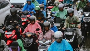 Hujan Deras dan Kemacetan Warnai Pagi Hari di Ciputat