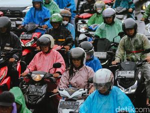 Hujan Deras dan Kemacetan Warnai Pagi Hari di Ciputat