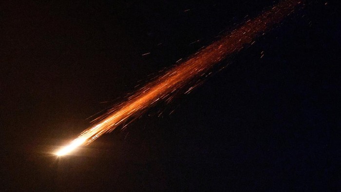 Serangan Rudal Iran Guncang Tel Aviv, Pertahanan Udara Tahan Sebagian Proyektil