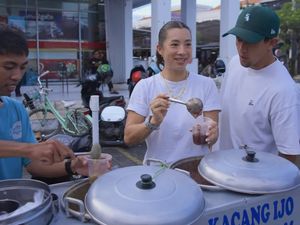 Indahnya Toleransi, Irfan Bachdim dan Keluarga Berbagi Takjil di Bali