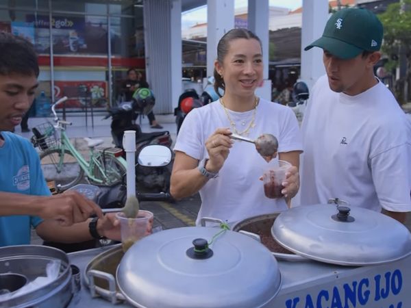 Indahnya Toleransi, Irfan Bachdim dan Keluarga Berbagi Takjil di Bali