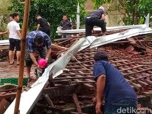 Angin Kencang Robohkan Garasi Bus dan Joglo di Ponggok Klaten