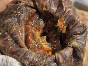 Viral! Penampakan Kurma 100 Tahun yang Ditemukan dalam Kantong Kulit