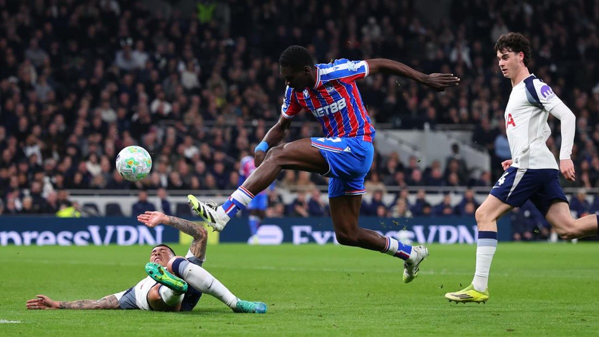 Momen gol Ismaila Sarr yang dianulir VAR. (Foto: Getty Images/Marc Atkins)