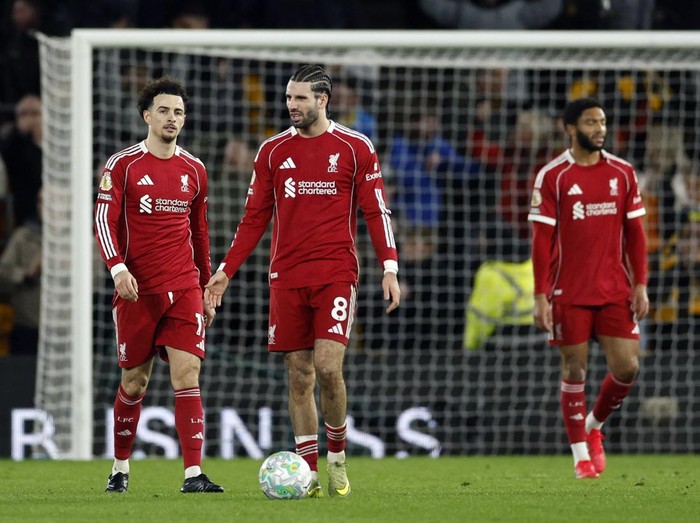 Soccer Football - Premier League - Wolverhampton Wanderers v Liverpool - Molineux Stadium, Wolverhampton, Britain - March 3, 2026 Liverpools Curtis Jones and Dominik Szoboszlai look dejected after Wolverhampton Wanderers Andre scores their second g