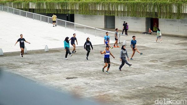 Menanti Magrib, Warga Berolahraga di Taman Lapangan Banteng