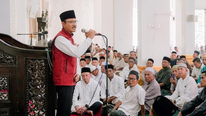 Menteri Sosial & Dalam Negeri Salat Jumat di Masjid Agung Pante Geulima