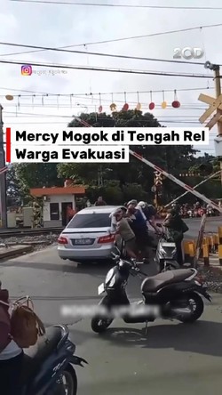 Video: Detik-detik Mercy Mogok di Rel Kereta Bogor, Warga Berjibaku Evakuasi!