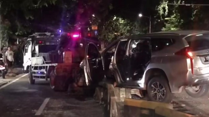 Mobil Ringsek Tabrak Separator Busway di Jalan Panjang, Jakarta Barat