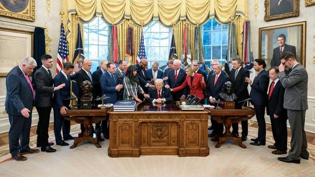 Momen Trump didoakan banyak pendeta di Ruang Oval Gedung Putih