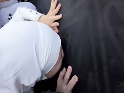 Tangis Nathalie Holscher Cium Kabah saat Umrah dengan Anak