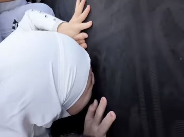 Tangis Nathalie Holscher Cium Kabah saat Umrah dengan Anak