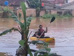 Video: 3 Warga Lampung Hanyut Terseret Banjir, 1 Tewas dan 2 Masih Hilang