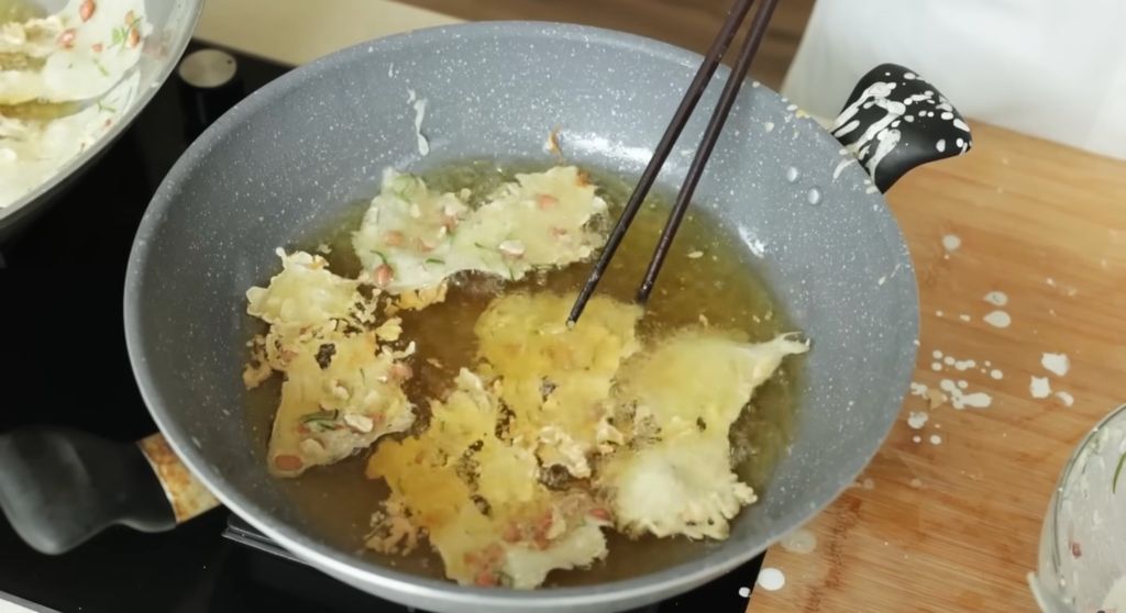 Resep rempeyek kacang teri ala Chef Devina Hermawan
