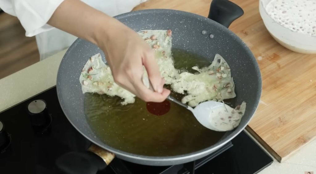 Resep rempeyek kacang teri ala Chef Devina Hermawan