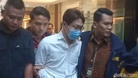 Richard Lee Digiring ke Ruang Tahanan PMJ Usai Diperiksa Soal Laporan Doktif