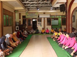 Safari Ramadan, Kapolres Gianyar Serahkan Sembako-Kerja Bakti di Masjid