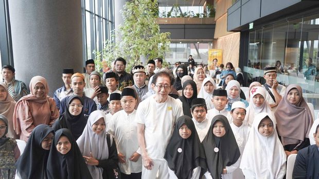 Acara penyerahan santunan kepada 1000 anak yatim di Jakarta. Bantuan diberikan langsung secara simbolis oleh Direktur PT Industri Jamu Dan Farmasi Sido Muncul Tbk, Irwan Hidayat, pada Kamis (5/3) di kantor Sido Muncul, Jalan Cipete Raya, Jakarta Selatan. Disaksikan Lurah Cipete Selatan, Supriono.