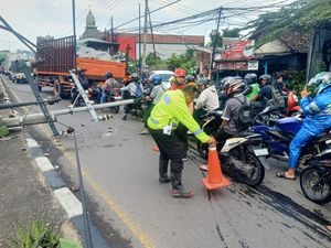 Diterjang Angin, 3 Tiang Listrik dan Reklame di Sidoarjo Roboh