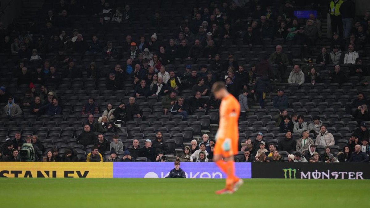 Fans Tottenham cabut dari stadion di paruh babak. (Foto: NurPhoto via Getty Images/NurPhoto)