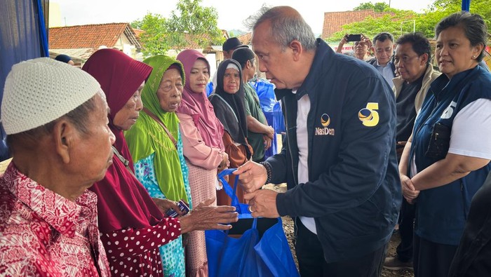 Saan Mustopa Hadiri Pengobatan dan Pembagian Sembako di Majenang