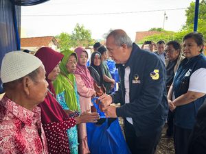 Saan Mustopa Hadiri Pengobatan & Pembagian Sembako Gratis di Majenang