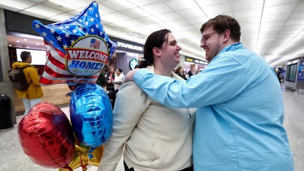 Warga AS Dievakuasi dari Timur Tengah Tiba di Bandara Dulles