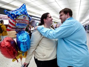 Warga AS Dievakuasi dari Timur Tengah Tiba di Bandara Dulles