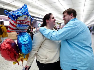 Warga AS Dievakuasi dari Timur Tengah Tiba di Bandara Dulles