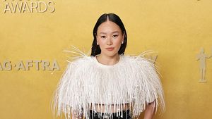 Gaya Bintang Bridgerton Yerin Ha Padukan Crop Top & Celana Jadi Busana Formal