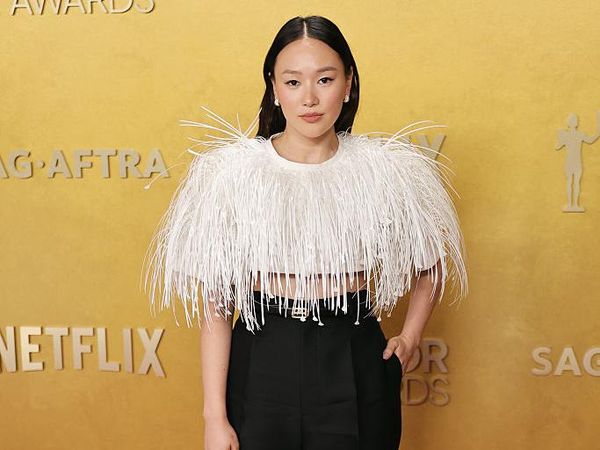 Gaya Bintang Bridgerton Yerin Ha Padukan Crop Top & Celana Jadi Busana Formal