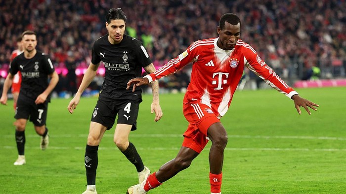 MUNICH, GERMANY - MARCH 06: Nicolas Jackson of FC Bayern Munich runs with the ball whilst under pressure from Kevin Diks of Borussia Monchengladbach during the Bundesliga match between FC Bayern München and Borussia Mönchengladbach at Allianz Arena