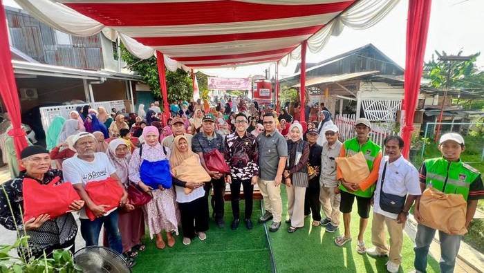Wakil DPR Gerindra Bagi 500 Paket Sembako di Jati Menjelang Ramadan