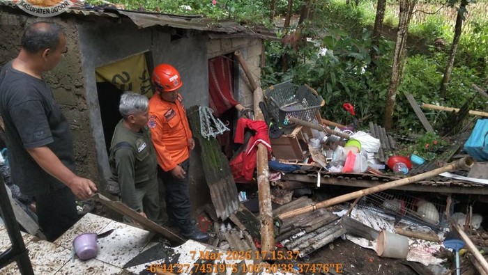 Rumah Warga Bogor Ambruk Karena Angin Kencang
