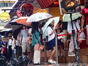 Antrean Kuliner Blok M Tetap Ramai Meski Hujan Akhir Pekan Ramadan