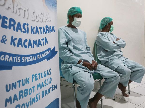 Bakti Sosial Ramadan, Pengurus Masjid di Banten Jalani Operasi Katarak Gratis