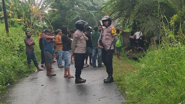 Bentrokan antar warga Dusun Bele (Desa Waiburak) dan Dusun Lewonara (Desa Narasaosina) di Kecamatan Adonara Timur, Kabupaten Flores Timur, yang terjadi pada Jumat (6/3) kemarin, mengakibatkan beberapa korban luka tembak akibat senjata rakitan.