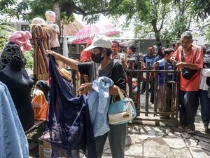 Berbagi Baju Lebaran Gratis, Ruang Solidaritas Joli Jolan Ramai Dikunjungi Warga Solo
