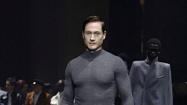 Foto: Miliuner Kontroversial yang Terobsesi Muda Jadi Model Paris Fashion Week