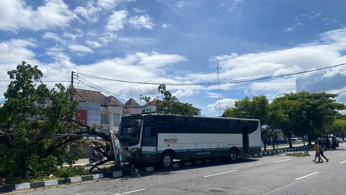 Bus Mustika mengalami kecelakaan di Ring Road Selatan Jogja, Bantul, Sabtu (7/3/2026) pagi.