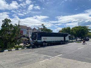 Hindari Motor, Bus Mustika Tabrak Pohon di Ring Road Selatan Jogja