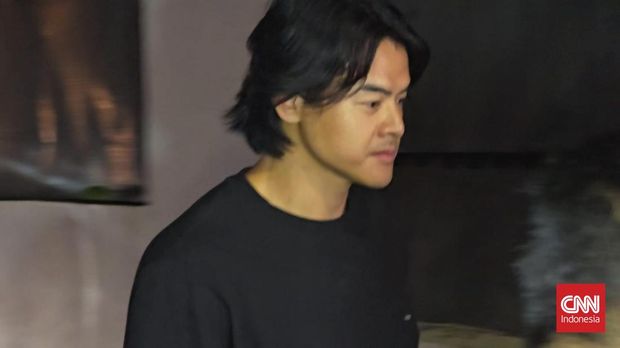 Aktor Dion Wiyoko tiba di rumah duka Vidi Aldiano, Cilandak, Jakarta Selatan, Sabtu (7/3) malam. (CNNIndonesia/Taufiq Hidayatullah)