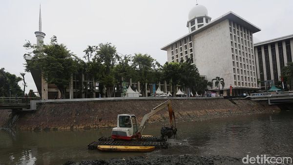 Hujan Masih Mengintai, Pengerukan Sungai Ciliwung Dikebut Cegah Banjir