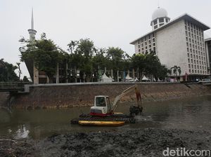 Hujan Masih Mengintai, Pengerukan Sungai Ciliwung Dikebut Cegah Banjir