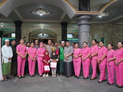 Polres Gianyar dan Bhayangkari Berbagi Takjil di Dua Masjid