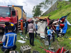 Tronton Sundul 2 Truk di Tol Ungaran, 1 Orang Tewas