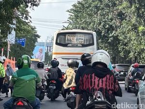 Macet Waru Arah Surabaya, Antrean Kendaraan Mengular hingga Flyover Aloha